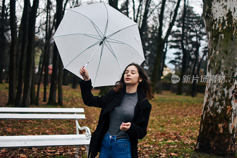 美丽的年轻女子享受着雨天