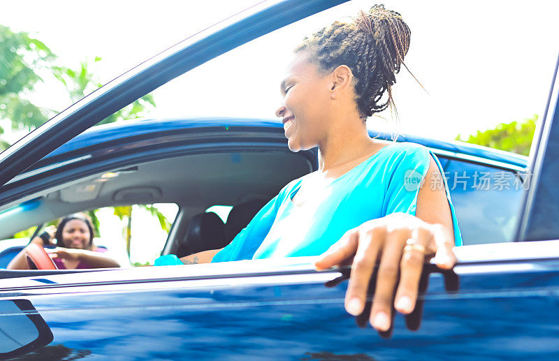 美丽快乐的非裔美国女人上了车