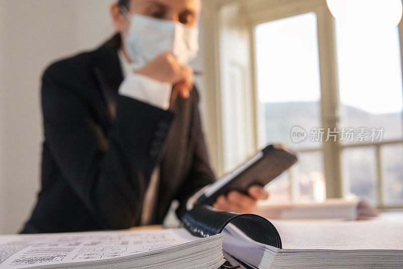 在新冠肺炎大流行期间经济不确定的情况下，年轻女企业家在家工作。自由职业者与管理服务建立新的业务战略。