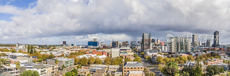 风暴云聚集在阿德莱德中心上空的全景鸟瞰图，一个孤立的城市