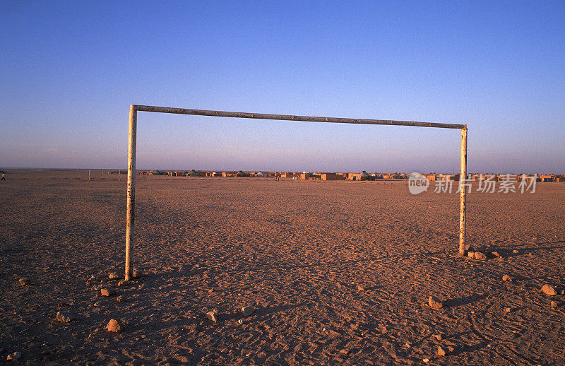 阿尔及利亚撒哈拉廷杜夫萨拉维难民营中孤独的足球场