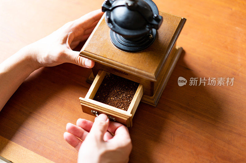 在家煮咖啡-从咖啡磨里取出咖啡粉