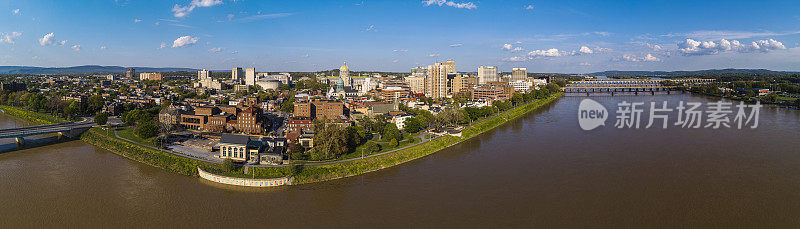 空中远程全景哈里斯堡，宾夕法尼亚州，与远观城市到州议会行政大楼，超过萨斯奎哈纳河。超大的高分辨率拼接全景图。