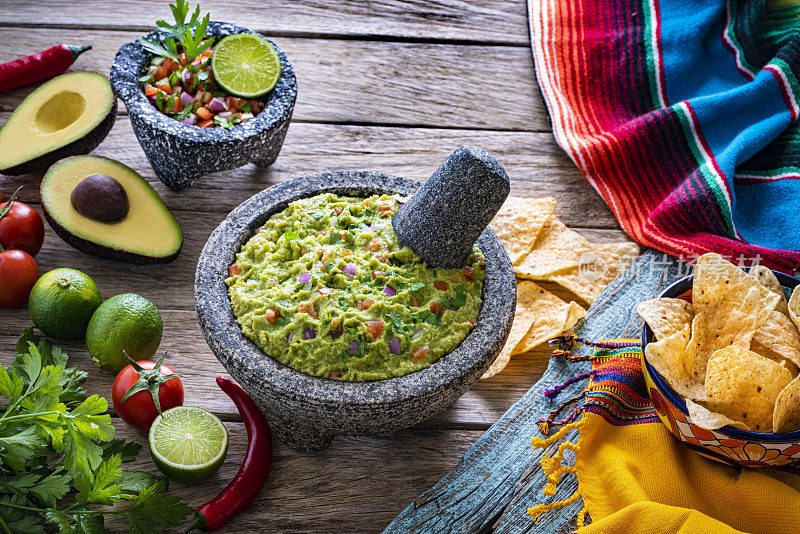 鳄梨酱墨西哥食谱鳄梨石molcajete与原料在木头上