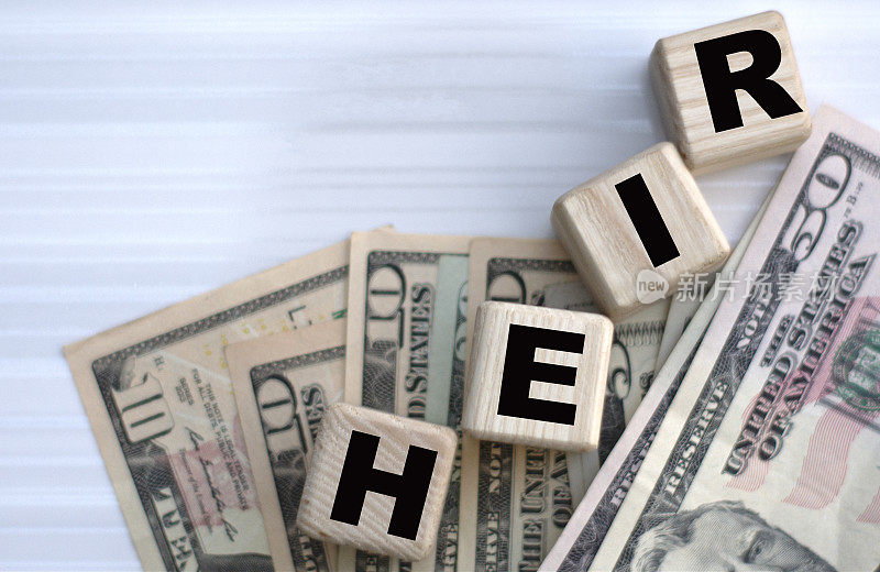 “HEIR”一词的概念出现在纸币上的立方体上