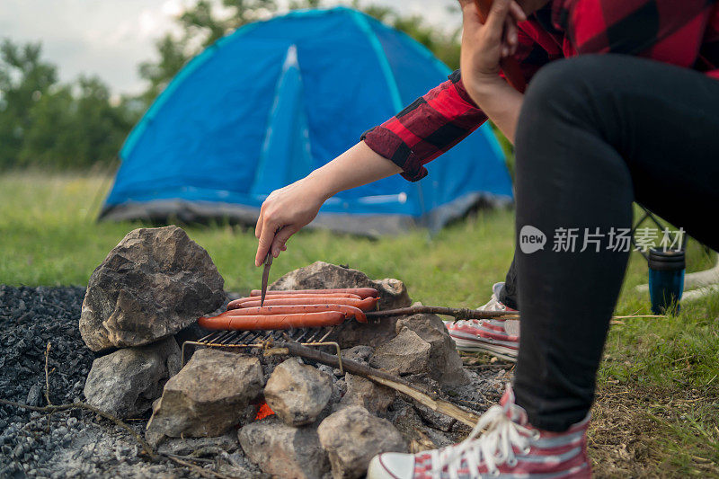 照料户外烧烤的女人