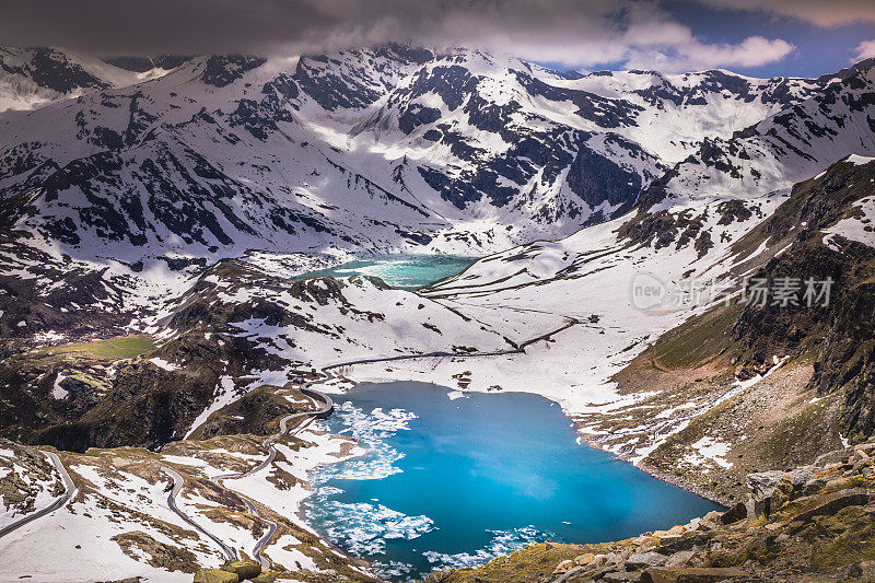 远处正在融化的阿涅尔湖和塞鲁湖，白雪皑皑的风景——意大利格兰帕拉迪索