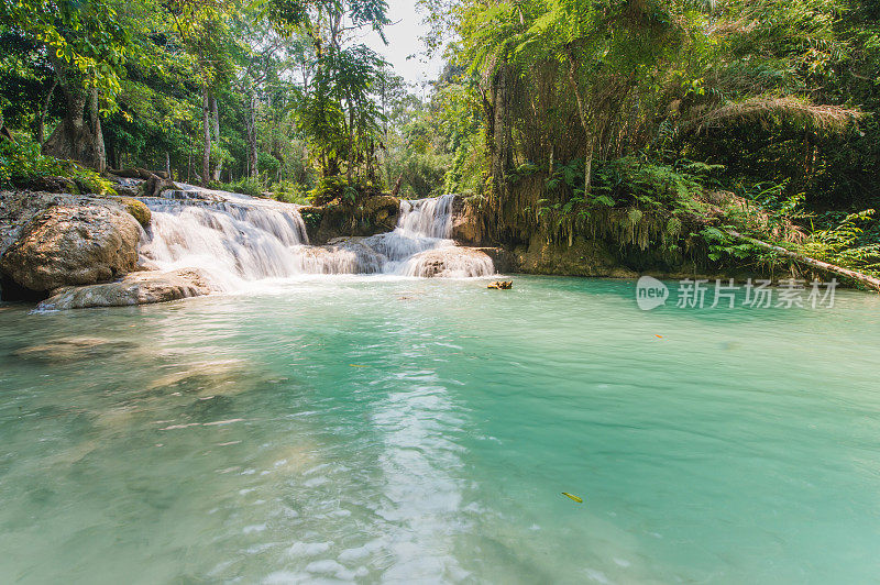 美丽的绿色自然famaus旅游景点旷斯瀑布瀑布，琅勃拉邦，老挝