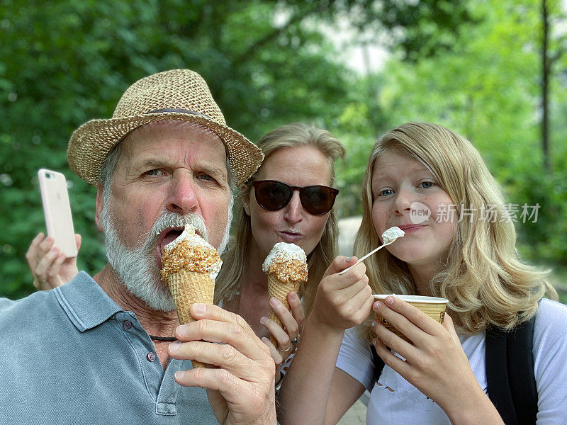吃冰淇淋的家庭