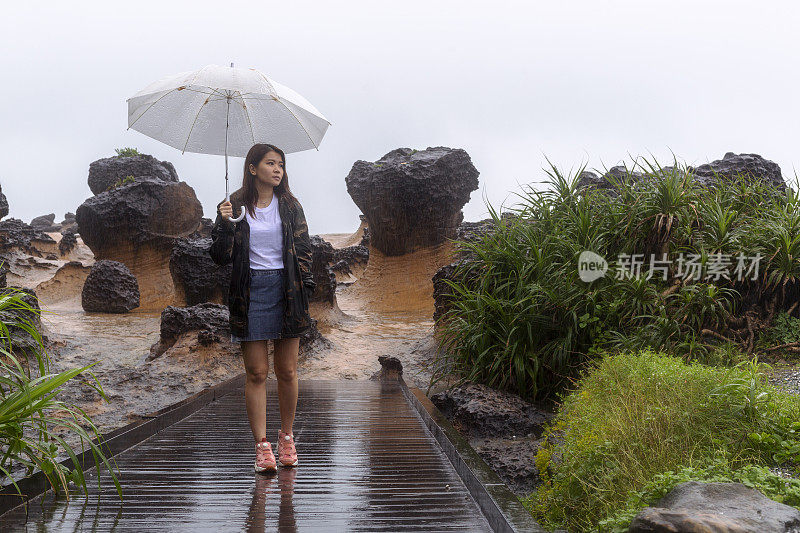 美丽的年轻女子享受着雨天