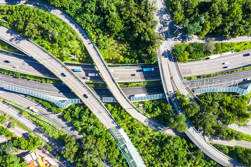 香港大埔区吐露港公路清晨城市高架桥交通情况