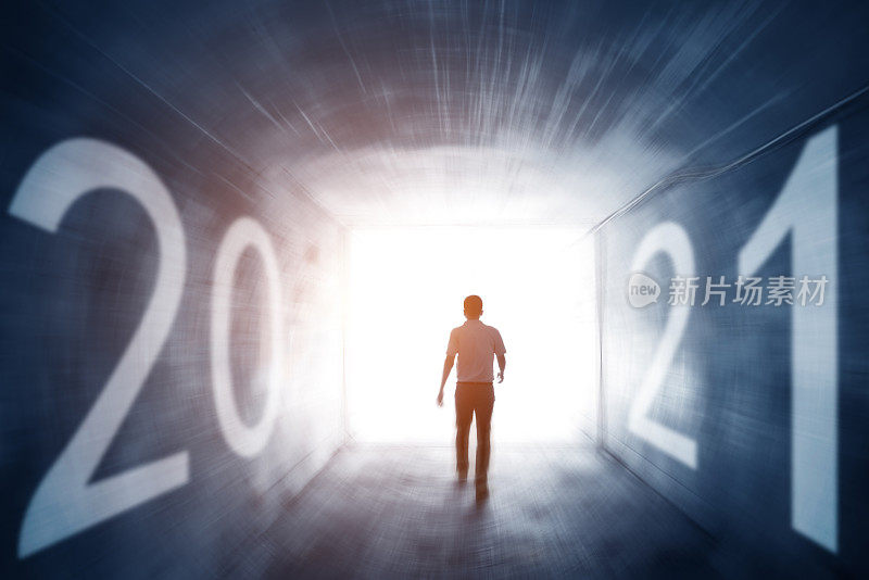 一个男人走进2021年的后视图