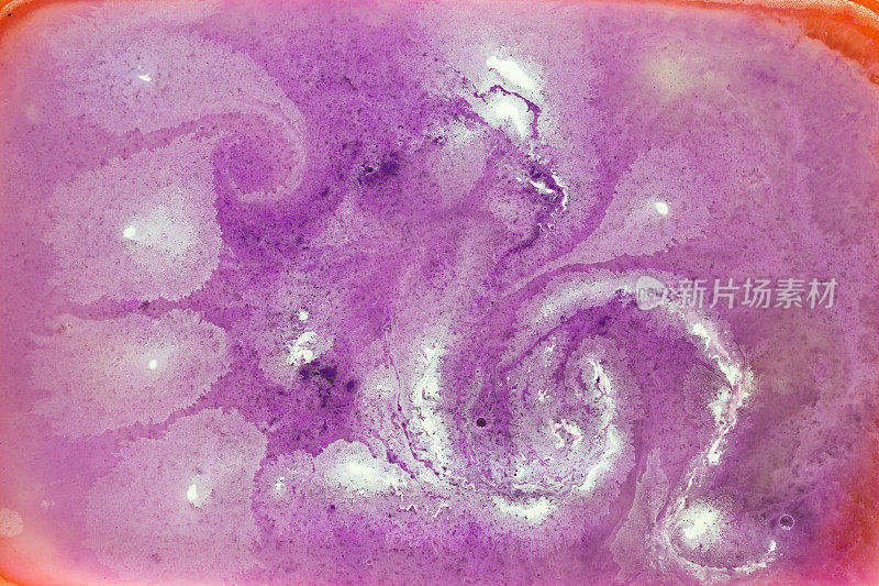 丙烯酸漆呈紫色，白色和橙色的漩涡状