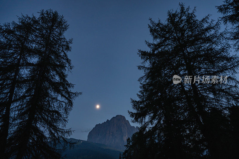 意大利白云石的夜景:朗科费尔的黑暗和月亮