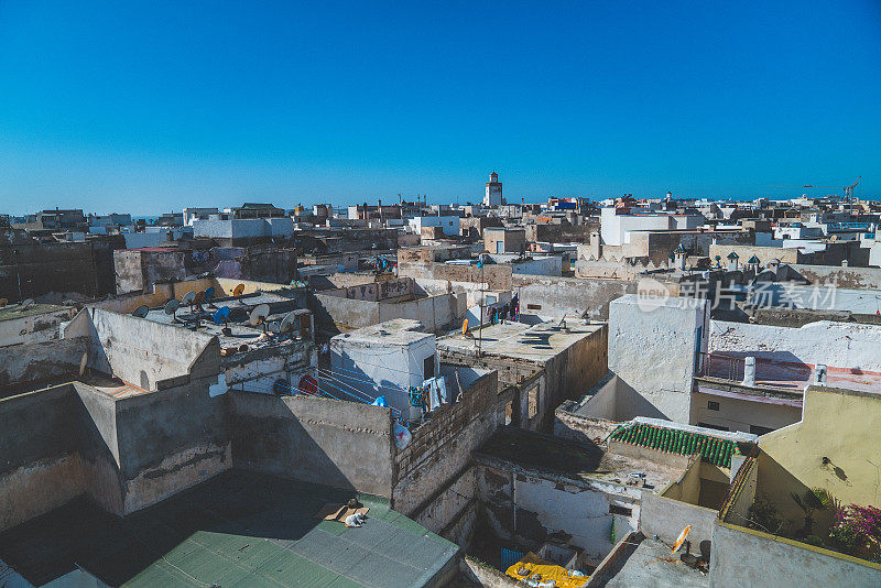 日出城市全景。屋顶