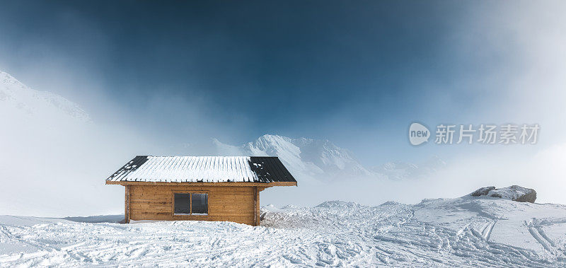 滑雪坡上的木屋