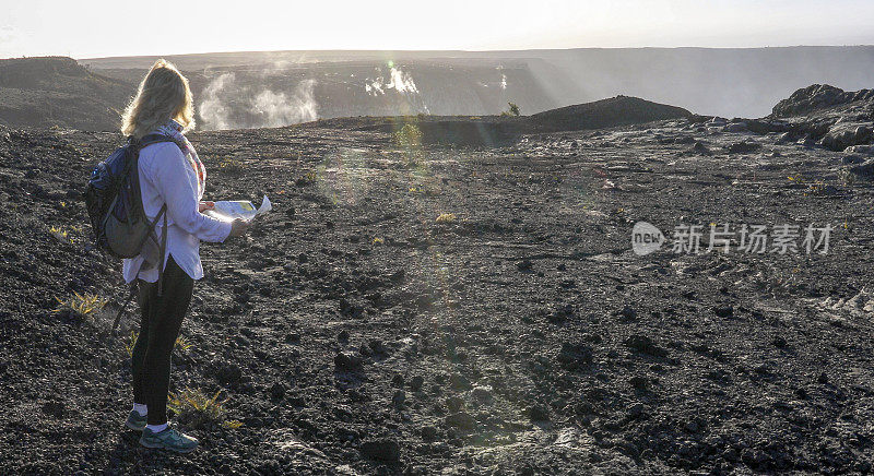 女人看着地图上的火山景观