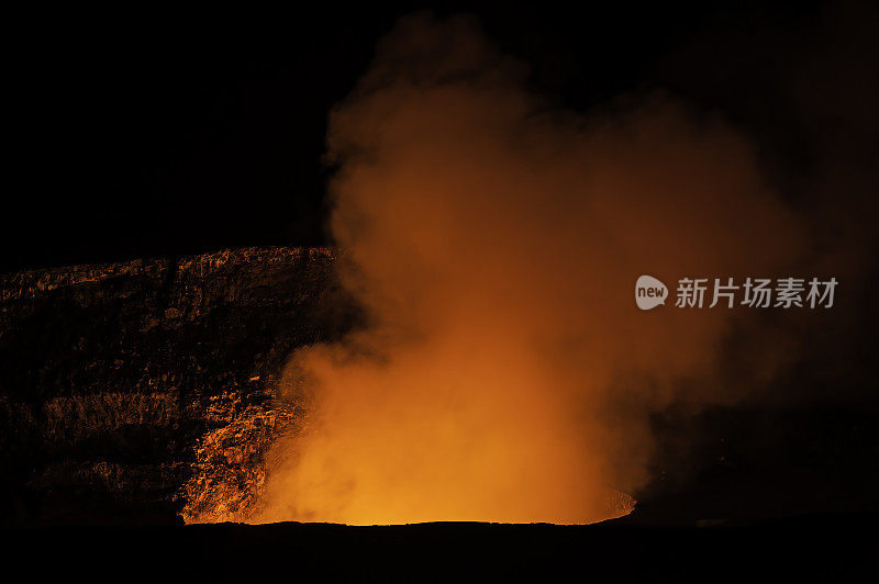 哈勒马ʻumaʻu火山口是一个位于夏威夷火山国家公园的更大的山顶火山口Kīlauea的坑。Halemaʻumaʻu是夏威夷火山女神贝利的家，根据夏威夷神话的传统。形象了