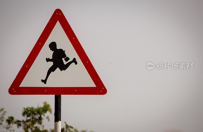 印度公路警告标志，前方有学校。标明学校区域和提防孩子的标志