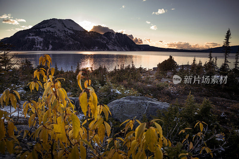 加里波第湖日落的景色。