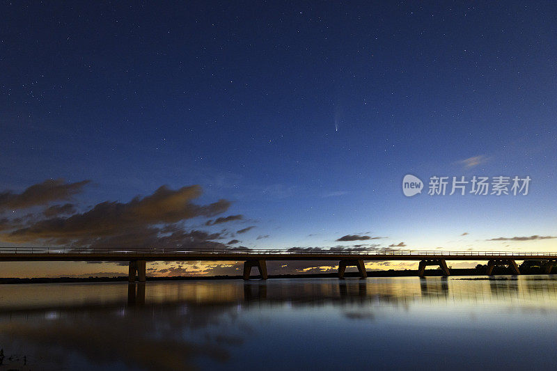 Neowise彗星在黑暗的夜空在reeveep湖