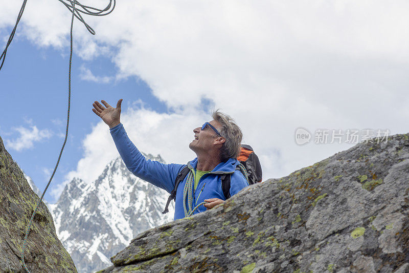 登山者在山脊上抓绳子