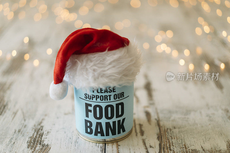 食品银行罐头食品与圣诞帽