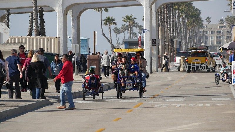 人们步行，海滨长廊，海滨木板路。美国加州洛杉矶附近的海洋海滩