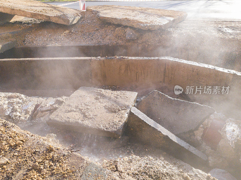 街道地沟集中供热管道损坏，热水泄漏