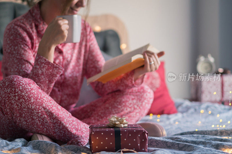 近距离女子阅读的书在平安夜