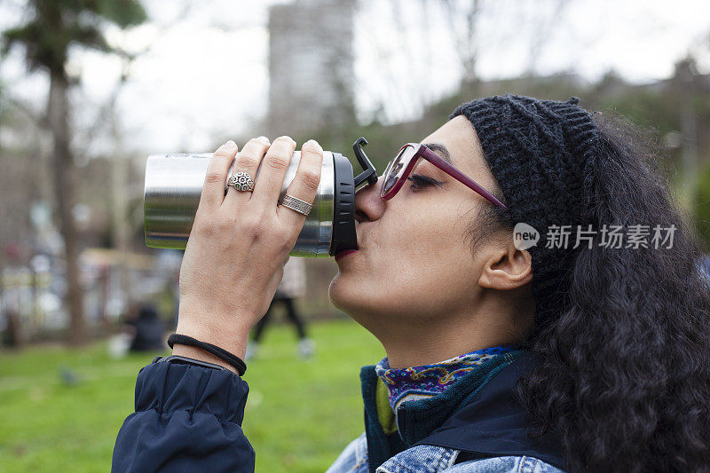 女人与热水瓶户外肖像