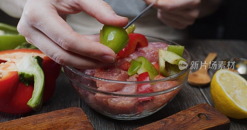 准备用甜椒腌制的猪肉串