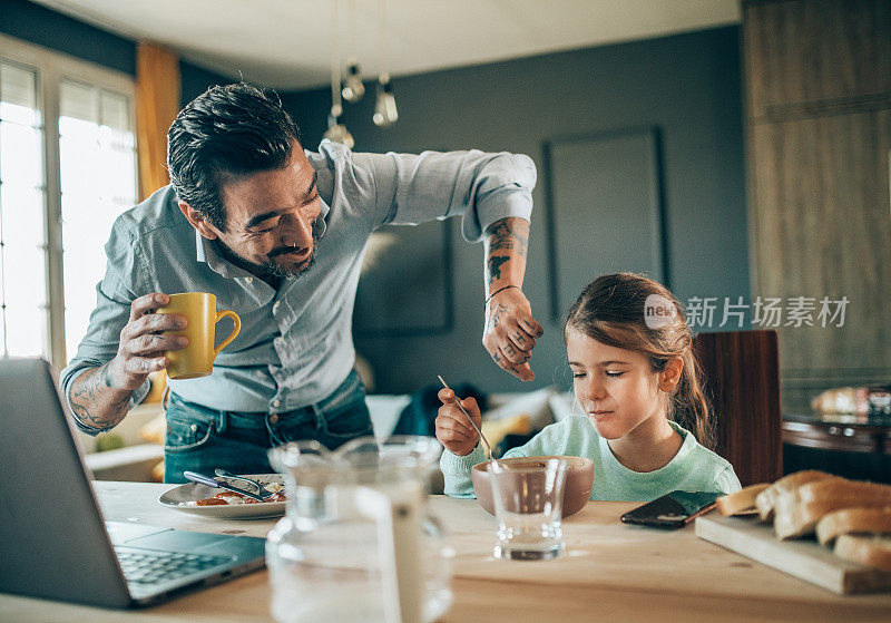 一位父亲为他的女儿准备早餐