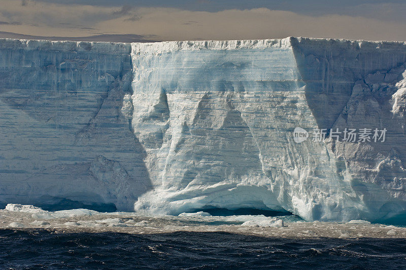 南极半岛波莱特岛附近的冰架上的平顶冰山