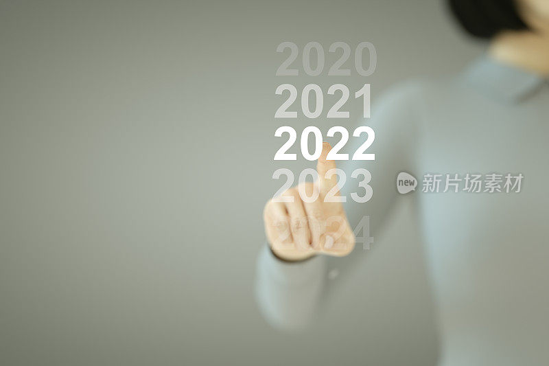 2022年新年，商务女性按下触摸屏上的按钮