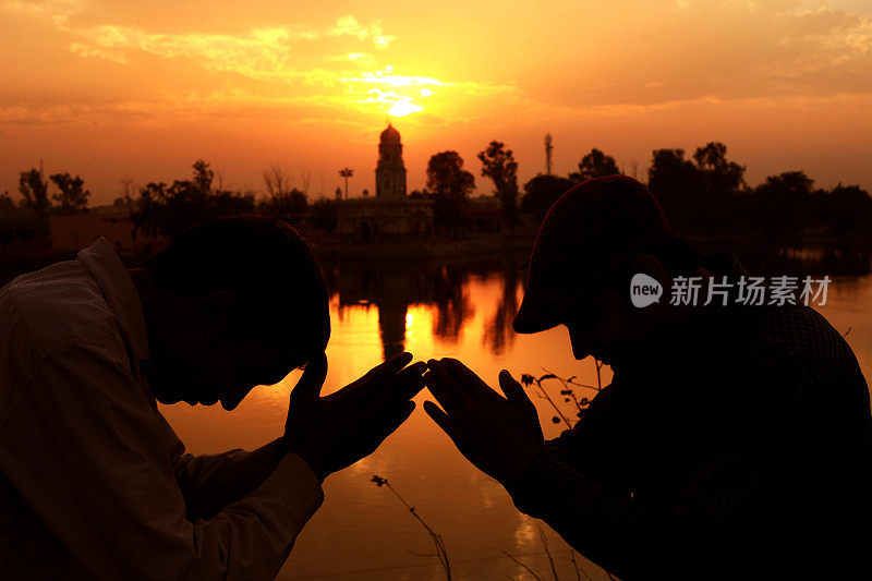 两个男人在向上帝祈祷