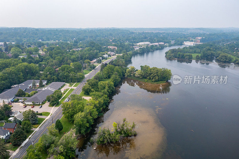 空中城市景观，Otonabee河和水坝，彼得伯勒，加拿大