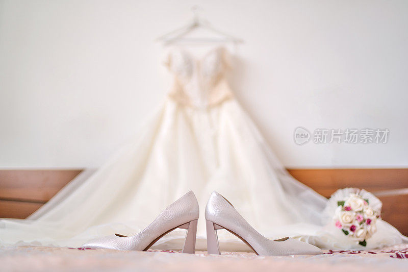 白色床单上穿着结婚高跟鞋