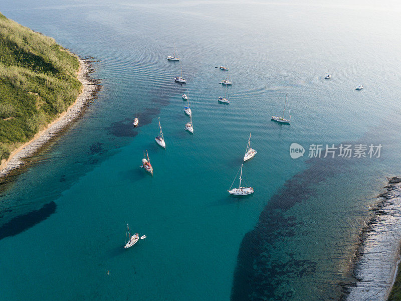 帆船停泊在美丽的海湾上