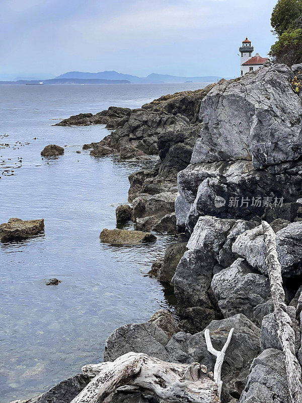 灯塔坐落在石灰窑点州立公园岩石海岸线的背景下