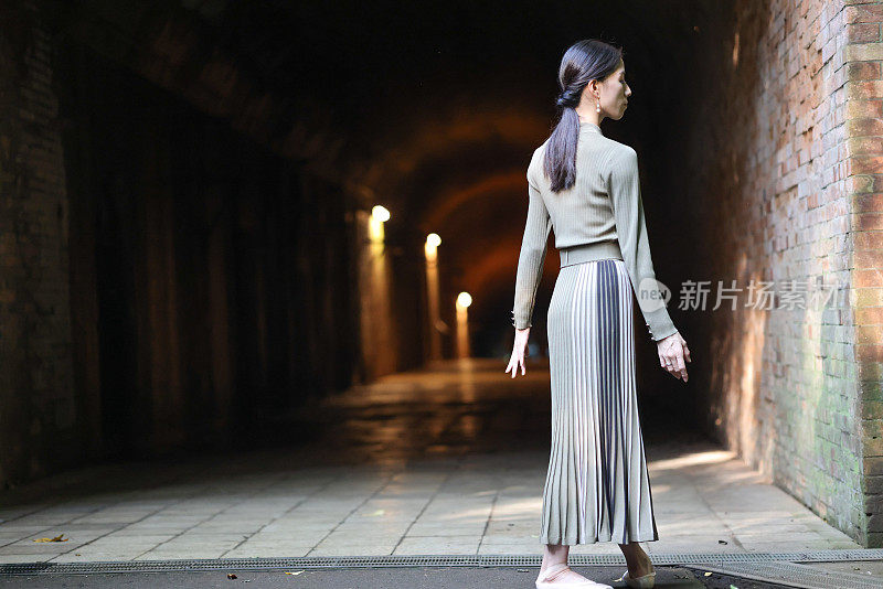 美丽的女人在隧道里跳舞