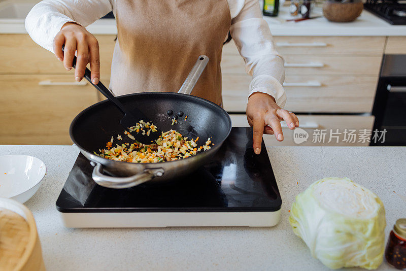 一个匿名的女人在厨房里准备健康的饭菜