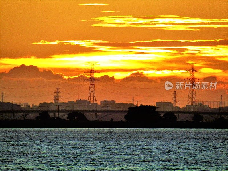 日本。8月。特加沼湖和柏木和市的日落带。