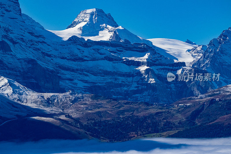 在世界屋脊上——由于逆温，瑞士海拔最高、最壮观的伯尔尼奥伯兰山脉从另一个世界的雾海中出现。2021年秋