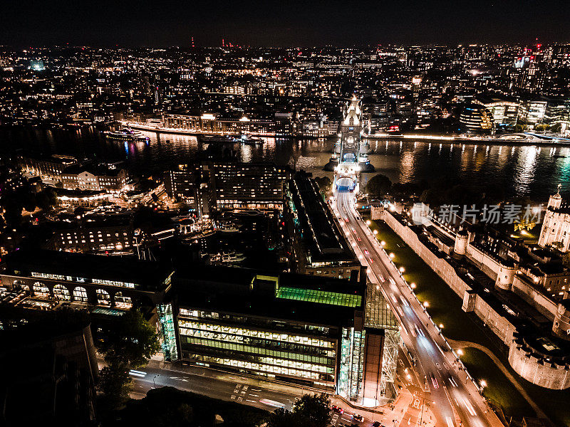 伦敦金融城是全球金融的主要中心之一，也是伦敦塔桥。夜空下大城市的航拍照片