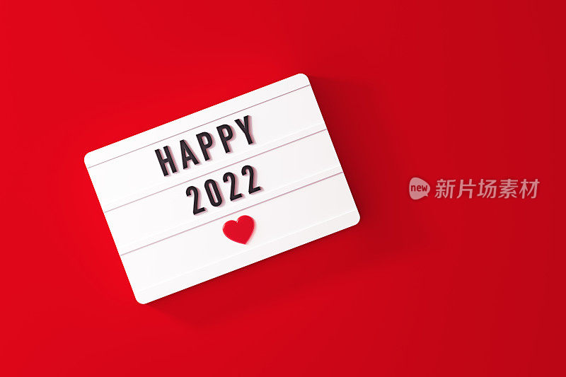 快乐的2022年，红色背景上的白色灯箱