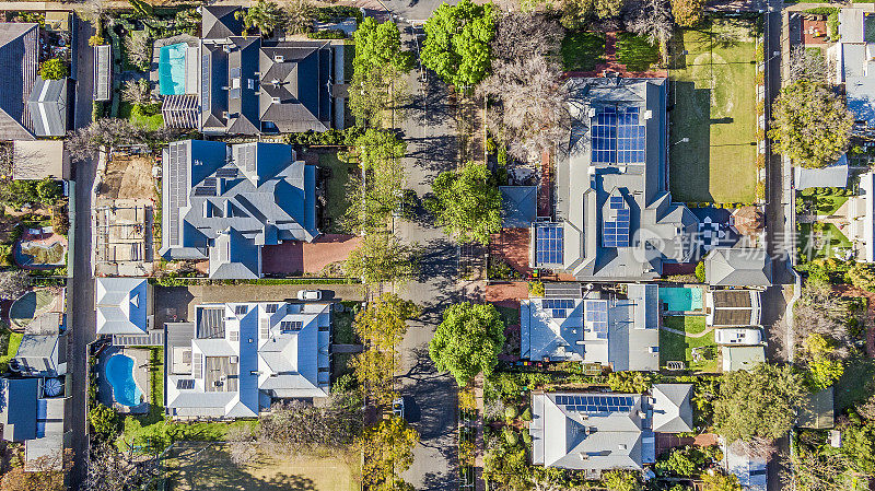 南澳大利亚阿德莱德(Adelaide)，鸟瞰沿着街道东郊绿树成荫的房屋
