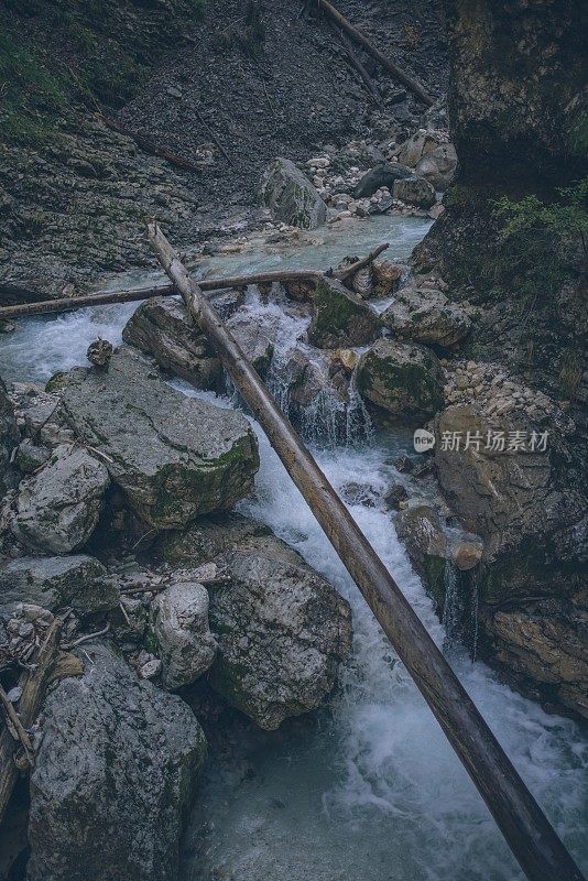 河流流过岩石，沿着峡谷而下的风景