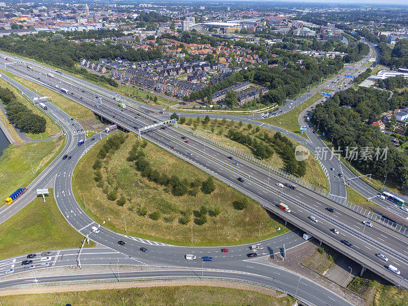 Zwolle高速公路的交通枢纽A28高速公路穿过城市