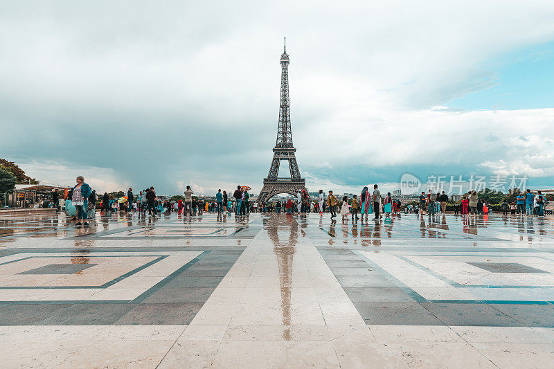 下雨天的巴黎埃菲尔铁塔